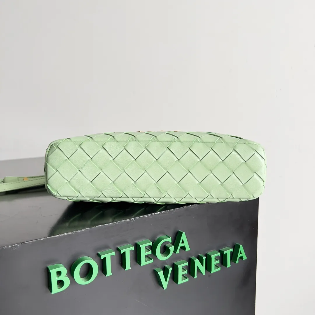 Batch 1360 Bottega Veneta 24 spring and summer woven zipper crossbody bag. A crossbody bag that can be used as a cosmetic bag. The exquisite weaving and compact body are an indispensable accessory for the upcoming summer. The double zipper also better protects the bag. It has a large capacity. If you like it, don’t miss it. Style number: 789109 Size: 22*12.5*5cm